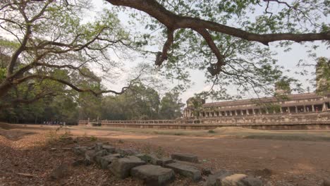 Breiter-Schwenk-Zeigt-Die-Großen-Tempelgebäude-In-Angkor-Wat-In-Kambodscha,-Helles,-Sonniges-Tageslicht