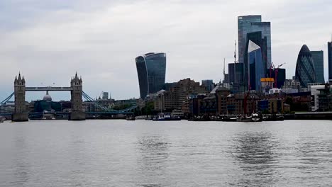 Timelapse-of-the-City-of-London-next-to-the-Tower-of-London-over-the-River-Thames,-England