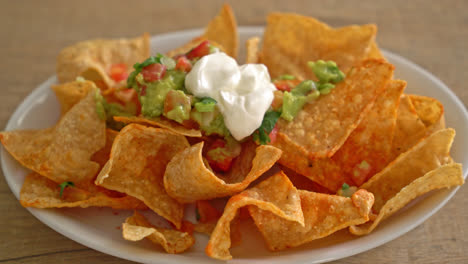 Mexikanische-Nachos-Tortilla-Chips-Mit-Jalapeno,-Guacamole,-Tomatensalsa-Und-Dip