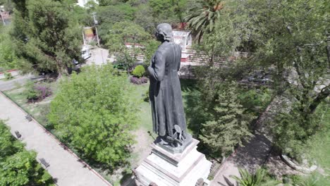 Statue-Von-Miguel-Hidalgo-In-Einem-Garten-In-Der-Innenstadt