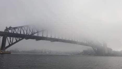 Berühmte-Sydney-Harbour-Bridge-Während-Des-Dunstigen-Morgens-In-Australien