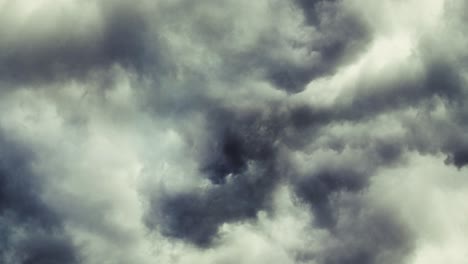 Una-Tormenta-En-El-Cielo-Oscuro-Con-Gruesas-Nubes-Cumulonimbus-En-Movimiento