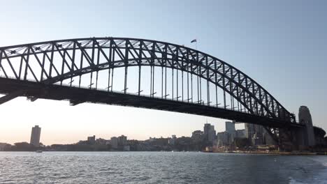 Sydney-Harbour-Bridge-Während-Des-Sonnenuntergangs-In-Australien---Weitschuss