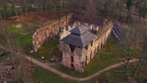 Historische-Ruinen-Der-Burg-Rauna-Im-Bezirk-Cesis,-Lettland