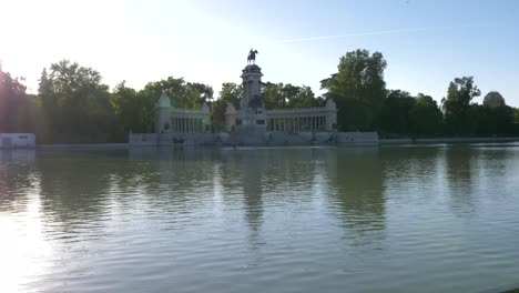 Rowing-on-Retiro-Lake-on-a-Summers-Morning