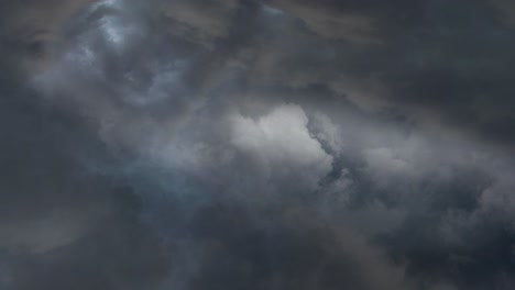 Una-Tormenta-Que-Estalló-En-La-Grieta-De-La-Nube-Cumulonimbus-Oscura