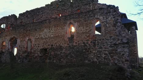Die-Ruinen-Der-Burg-Rauna-In-Lettland-Bei-Sommerwetter