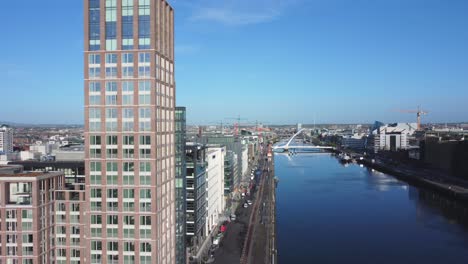 Luftpanorama-Des-Stadtzentrums-Von-Dublin-Beim-Fliegen-über-Den-Fluss-Liffey-Hinter-Dem-Millennium-Tower-Wolkenkratzer