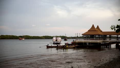 Riverboat-Fähre,-Die-Menschen-Und-Motorräder-Vom-örtlichen-Pier-über-Den-Fluss-Zu-Einem-Kleinen-Dorf-In-Krabi,-Thailand,-Transportiert