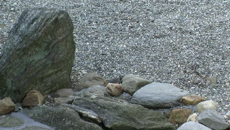 Kies--Und-Felsenmerkmal-Eines-Japanischen-Karesansui-Gartens