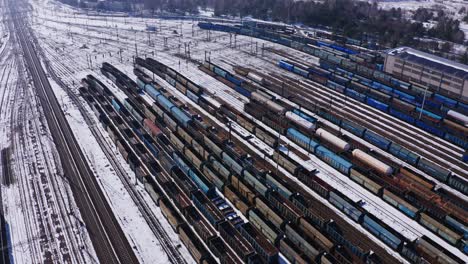 Reihen-Von-Güterwagen,-Die-Im-Güterbahnhof-Von-Kattowitz,-Polen,-Gelagert-Werden