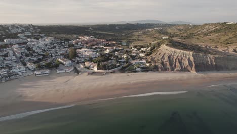 Amplia-Vista-Sobre-La-Desierta-Praia-Da-Luz-En-La-Costa-Del-Algarve-Al-Atardecer
