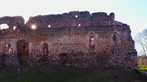 Reste-Der-Mittelalterlichen-Burgmauer-Mit-Sonnenlicht,-Das-Durch-Lücken-Scheint