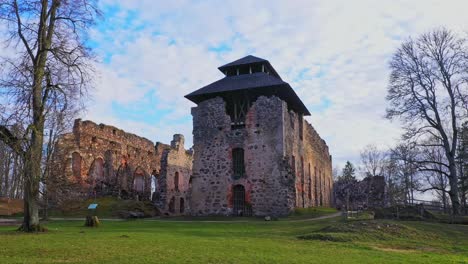 Ruinas-Del-Antiguo-Castillo-Durante-El-Día-En-Rauna,-Letonia