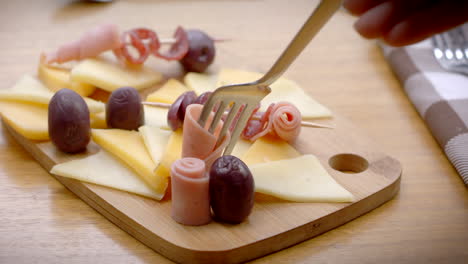 Tisch-Mit-Schinken,-Schwarzen-Oliven,-Salami,-Gelbem-Käse,-Mozzarella-käse,-Weißem-Käse,-Mediterran