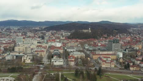 Luftaufnahme-Per-LKW-Entlang-Der-Stadt-Ljubljana,-Der-Hauptstadt-Sloweniens