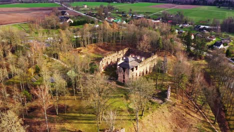 Vista-De-Pájaro-De-Las-Ruinas-Del-Castillo-De-Rauna-En-El-Pueblo-De-Rauna-En-Letón
