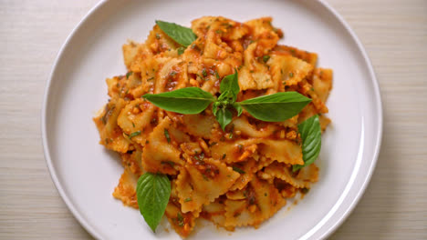 Pasta-Farfalle-Con-Albahaca-Y-Ajo-En-Salsa-De-Tomate---Estilo-De-Comida-Italiana