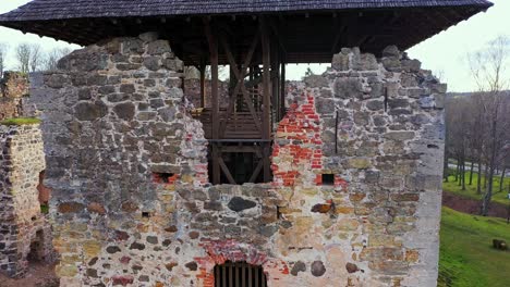 Old-Brick-Wall-Of-Tower-Of-Rauna-Castle-Ruins-In-Rauna,-Vidzeme,-Latvia