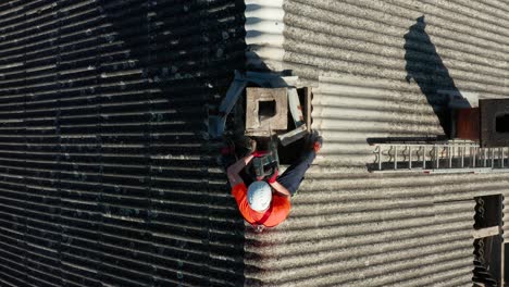 Arbeiter-Beim-Umgang-Mit-Asbesthaltigen-Materialien-Auf-Dem-Dach