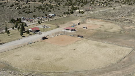 Empujar-En-Vista-Aérea-Del-Antiguo-Campo-De-Béisbol-Ahora-Abandonado-Hace-Mucho-Tiempo-En-Eureka,-Utah