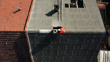 Antenne:-Asbestsanierung,-Fachleute-Entfernen-Altes-Dach-Vom-Gebäude