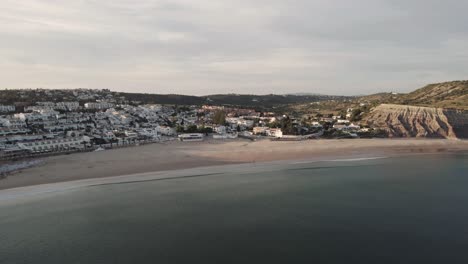 Amplia-Vista-De-La-Playa-Praia-Da-Luz-Al-Atardecer,-Algarve,-Portugal---Antena