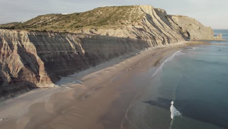 Long-sand-strip-,-idyllic-and-quiet-Praia-da-Luz,-Algarve