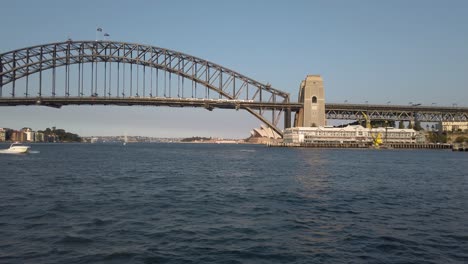 Schiff-Fährt-Bei-Sonnenuntergang-In-Sydney,-Australien,-Von-Der-Harbour-Bridge-Weg