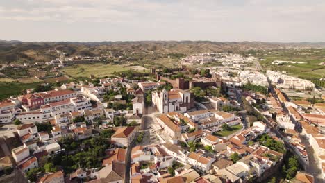 Sobrevuelo-Del-Casco-Antiguo-De-Silves-Hacia-La-Catedral-Histórica-Y-El-Castillo-árabe