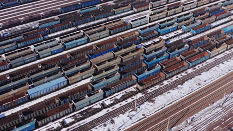 Vista-Aérea-De-Gran-Angular---Trenes-De-Carga-Vacíos-Estacionados-En-El-Patio-De-Almacenamiento-En-Katowice---Escena-De-Invierno-Cubierta-De-Nieve