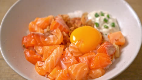 Arroz-Japonés-Con-Salmón-Fresco-Huevo-Crudo-Y-En-Escabeche---Estilo-De-Comida-Asiática