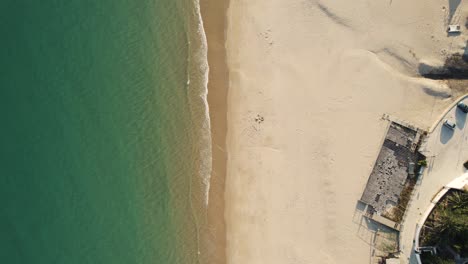 Luftbild-Von-Oben-Nach-Unten-Auf-Die-Idyllische-Küste-Von-Praia-Da-Luz,-Algarve