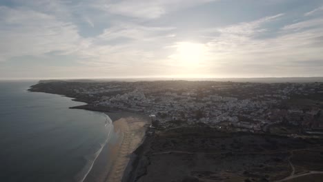 Vista-Superior-Sobre-El-Pueblo-Pesquero-De-Praia-Da-Luz-Al-Atardecer,-Algarve