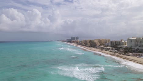 Drone-Wide-Shot-of-Cancun-Beach-Resort-Coastline-and-Turquoise-Blue-Ocean-Water,-Mexico