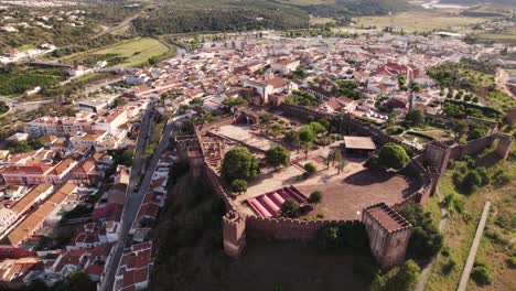 Ciudad-Amurallada-De-Arenisca-Roja-Fortificada-Y-Castillo-De-Silves,-Algarve,-Portugal