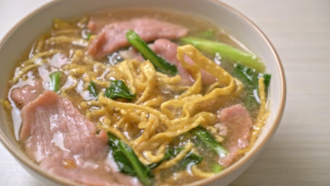 Crispy-noodles-with-Pork-in-Gravy-Sauce---Asian-food-style
