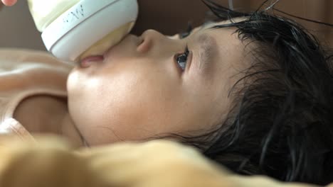 Malaysisches-2-jähriges-Baby-Trinkt-Milch-Aus-Der-Flasche---Ernährungs--Und-Mutterschaftskonzepte-Für-Die-Kindheit