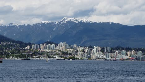 Montañas-Del-Paisaje-Urbano-Del-Norte-De-Vancouver-Y-Entrada-De-Vancouver