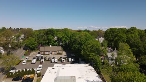 Aerial-lowering-footage-of-United-States-Post-Office-in-Hingham,-High-elevation-to-low-ground