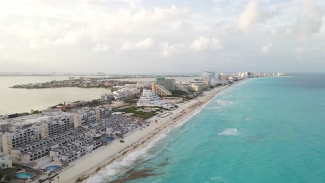 Tropical-beach-resorts-along-Caribbean-coastline-in-city-of-Cancun,-Mexico--aerial