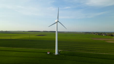 Dolly-Up-Antenne-Von-Windkraftanlagen-In-Der-Agrarlandschaft-Von-Puck-Ploand