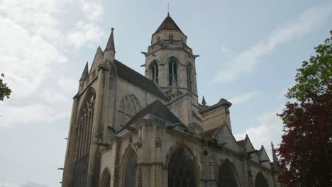 Tiro-De-ángulo-Bajo-Al-Aire-Libre-De-La-Iglesia-De-Saint-Etienne-Le-Vieux