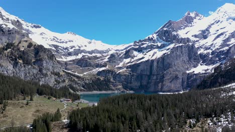 Vuelo-De-Drones-Sobre-Un-Hermoso-Valle-Glaciar-Alpino,-Un-Lago-Y-Un-Vasto-Paisaje-Montañoso