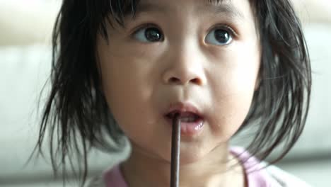 Junges-2-jähriges-Malaysisches-Mädchen,-Das-Aus-Einem-Strohhalm-Trinkt---Ernährungs--Und-Gesundheitskonzepte-Zum-Abendessen