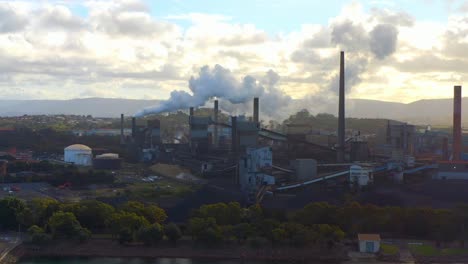 Industrieller-Betrieb-Der-Stahlwerksfabrik-In-Port-Kembla-In-Wollongong,-New-South-Wales,-Australien