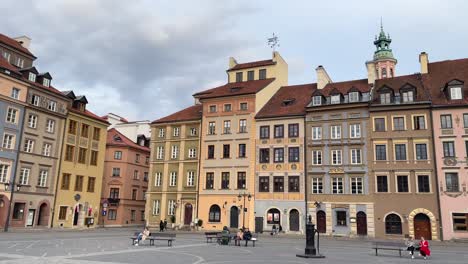 Panorama-of-part-of-market-square-in-Warsaw-Old-Town,-with-Warsaw-mermaid-statue