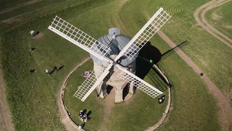 Chesterton-Gewölbte-Windmühle-Absteigende-Luftaufnahme-über-Holzsegeln-In-Ländlicher-Landschaftswiese