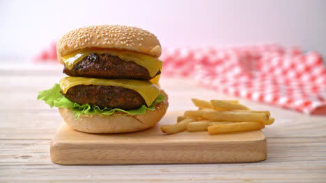 Hamburger-Oder-Rindfleischburger-Mit-Käse---Ungesunder-Essensstil