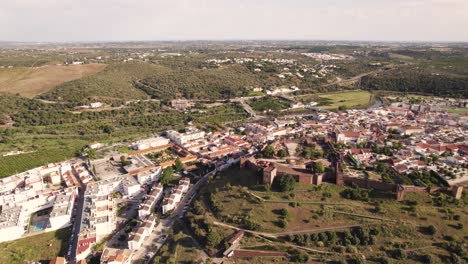 Panorámica-Aérea-Del-Asombroso-Castillo-De-Silves-Con-Vistas-Al-Paisaje